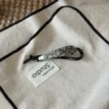 Nahaufnahme Detail der stilvollen Acetat Haarklammer mit schickem Musterdesign. - Dalmatinerstein Farbe