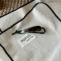Nahaufnahme der eleganten Acetat Haarklammer mit handgefertigter Textur und sicherem Halt. - Gedrehte Klammer (Q88-1) / Blau-Braun