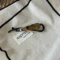 Minimalistische Acetat Twist Haarspange Detailansicht, stilvolles Schildpatt Design. - Gedrehte Klammer (Q88-2) / Kaffee Schildpatt