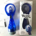 Détail du ventilateur brumisateur portatif avec corps en plastique bleu et boîte d'emballage. - Bleu