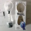 Détail du produit ventilateur brumisateur à main avec corps en plastique transparent. - Blanc