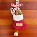 Mini calza di Natale lavorata a maglia con rametto di pino per decorazione festiva. - Decorazione calza di Natale (include rami di cannella e pino) + biglietto