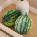 Ciondolo peluche anguria, simpatico peluche frutta simulata, morbida variante decorazione casa. - Ciondolo Anguria Tonda / 9x9cm