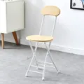 Sedia pieghevole minimalista e moderna con seduta in legno e solida struttura in metallo casa. - Gambe bianche - venatura del legno chiara