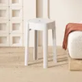 Sgabello alto in plastica minimalista moderno, seduta rotonda, design stabile a quattro gambe. - Bianco Sporco