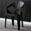 Sedia da pranzo moderna in plastica nera con design geometrico sfaccettato, impilabile. - Materiale PP ispessito (nero)