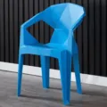 Sedia da pranzo moderna in plastica blu con schienale geometrico, impilabile per interni. - Materiale PP ispessito (blu)
