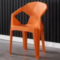 Moderner orangefarbener Plastiksessel mit geometrischer Rückenlehne für Esszimmer und Terrasse. - Verdicktes PP-Material (Orange)