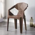 Moderne geometrische Kunststoff-Esszimmerstuhl in Braun, stapelbarer Armlehnenstuhl für außen. - Verdicktes PP-Material (Kaffeebraun)