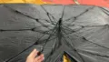Sombrilla parasol para coche detalle esqueleto aislamiento térmico cubierta parabrisas - Apertura en V Anillo de Tracción Corte de Onda / Tamaño grande engrosado / Plata Titanio / Fondo Negro