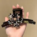 Detalle en primer plano de la pinza para el pelo con flor de leopardo marrón muy chic. - 13cm / 3# Leopardo Claro Chocolate