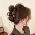 Elegante braune Schildpatt Haarklammer, stilvoller Acetat Haargreifer für elegante Hochsteckfrisuren. - Großes Herz Kreuz / 13cm