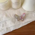 Nahaufnahme Detail einer süßen Acetat Schmetterling Haarklammer mit rosa und grauem Farbverlauf. - Schmetterling Entenschnabel-Clip (X482) / 2# Irisierendes Rosa