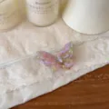 Detailaufnahme der schönen Acetat Schmetterling Haarklammer mit lila grünem Farbverlauf. - Schmetterling Entenschnabel-Clip (X482) / Blumiges Lila