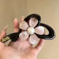 Nahaufnahme der stilvollen schwarzen Haarklammer mit rosa Blumen-Perlen-Design für elegantes Styling. - Blumen-Haarklammer / Rosa