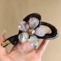 Nahaufnahme des eleganten Blumen-Haarspangen-Details, Perlmuttblüten und glänzender Rahmen. - Blumen-Haarklammer / Grauviolett