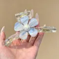 Grande molletta per capelli a fiore blu con perla centrale, elegante accessorio di stile. - Fiore di Perla / Grande (circa 13 cm) / Fiore Blu (Base Trasparente)