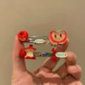 Detailweergave van de schattige rode appel haarspelden sprankelend met prachtige strass steentjes. - Strass Appel Haarspeld (R24) / 1 Paar / Rood