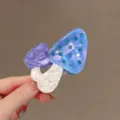 Nahaufnahme der blauen und lila Strass-Pilz-Haarklammer, detailgetreue Acetattextur. - Pilz Haarklammer / Blau