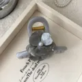 Dettaglio molletta per capelli camelia grigia con perla centrale e luminosi strass chic. - Molletta Farfalla / Taglia S / Grigio