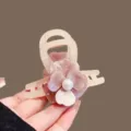 Molletta per capelli floreale in acetato rosa con perla, ideale per eleganti acconciature. - Molletta Per Capelli A Fiore / Taglia S / Rosa chiaro