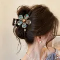Grande molletta per capelli marrone con motivo floreale madreperlaceo ed etichetta. - Stile Fiore Placcato Oro / Grande (circa 13 cm) / Colore conchiglia cangiante