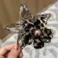 Acetat Fünfeck Blume Haarklammer, stilvolle transparente Stern Haarklammer für Damen. - Dunkel Bernsteinfarbener Blumen Stil