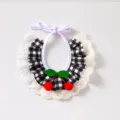 Joli bavoir en dentelle pour animal avec carreaux noir et blanc et cerises pompon rouges. - XS / Noir