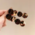 Elegante Haarklammer aus Acetat mit Schildpatt-Muster, Kreis-Design und goldenem Metalldetail für Damen. - Kleines Goldetikett Stil (X293) / Kaffeebraun