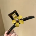 Elegante grande molletta per capelli con fiore giallo e resina scura, circa 13 cm. - Stile molletta a pinza / Grande (circa 13 cm) / Fiore Giallo (Base Tè Scuro)