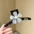 Elegante molletta per capelli nera grande con design di fiori di perla, accesorio chic. - Stile molletta a pinza / Grande (circa 13 cm) / Fiore Bianco (Base Tè Scuro)