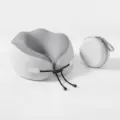 Almohada de viaje en U gris nube portátil con estuche de almacenamiento para el cuello - Gris Nube