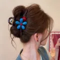 Detailaufnahme der blauen Blumen Haarklammer mit roten Perlen, die das elegante Design zeigt. - High-End Schmetterling Feder Haarklammer / Normal / Schokoladenbraun