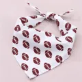 Gros plan de détail sur un bandana pour animal blanc avec un beau motif de football marron. - 63*43*43 / Style Maman Football Américain