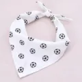 Détail de bandana pour animal montrant le motif clair de ballon de football noir et blanc. - 63*43*43 / Style Ballon de Football