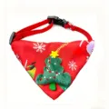 Vue détaillée du collier de Noël pour animal avec un arbre en peluche et tissu rouge. - Taille unique (2,5-11,5 kg) / Sapin de Noël Rouge