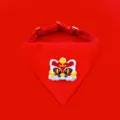 Bandana rossa per animali con ricamo leone, primo piano dettagliato per gatti e piccoli cani. - Collare per animali stile leone