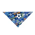 Gros plan sur le tissu du bandana pour animal motif football avec des impressions vives. - 63x43x43cm / Style B