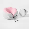 Almohada de viaje en U portátil con estuche en rosa melocotón nebuloso para un sueño cómodo. - Rosa Melocotón