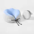 Almohada de viaje en U portátil en azul glaciar con estuche para soporte de cuello. - Azul glaciar