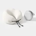 Almohada de viaje en U portátil blanco marfil con estuche de almacenamiento compacto. - Marfil