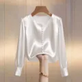 Elegante camicetta a maniche lunghe in satin bianco con bottoni di perle dettaglio - Taglia S / Bianco