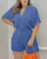 Detalle en primer plano del mameluco corto de verano azul para mujer con cuello V y cordón. - S / Azul Denim