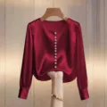 Elegante camicetta tinta unita a maniche lunghe con splendidi bottoni di perle per donna. - Taglia S / Borgogna