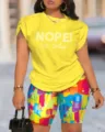 Γυναικείο καλοκαιρινό σετ κοντομάνικο t-shirt και κολάν με αφηρημένο print. - Ελαφρύ Κίτρινο Φλοράλ