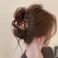 Vista dettagliata dell'elegante molletta per capelli marrone cioccolato con fiore di perla. - Molletta Farfalla / Taglia L / Caffè Caramello