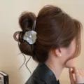 Elegante molletta per capelli marrone cioccolato con design a fiore di perla per capelli. - Molletta Per Capelli A Fiore / Taglia L / Grigio Freddo