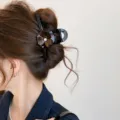 Molla per capelli con fiore di perla marrone cioccolato, grande pinza elegante per capelli. - Molletta Base Nera Lucida / Grande (13CM) / Caffè Caramello
