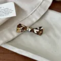 Koreanische Acetat Schleife Haarklammer, schickes Schildpatt-Design für stylische Frisuren. - Acetat-Federclip / Q15-2# Kaffeeweiß