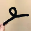 Schwarze Samt Haarklammer, elegantes Kreuz-Design Haar-Accessoire für Damen Herbst und Winter. - Temperament Schwarz